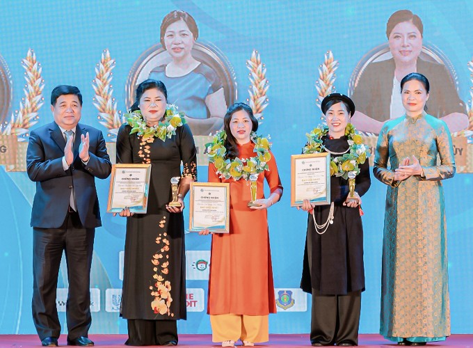 vuong-thi-thuong-khoi-nghiep-voi-hong-vanh-khuyen-treo-gio-3-1697675648.jpg