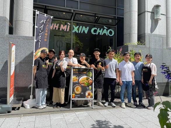 hai-nguoi-con-xu-quang-khoi-nghiep-thanh-cong-tren-dat-nhat-voi-banh-mi-xin-chao-3-1698511364.jpg