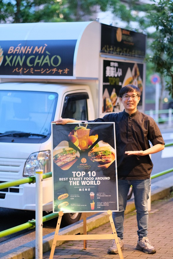 hai-nguoi-con-xu-quang-khoi-nghiep-thanh-cong-tren-dat-nhat-voi-banh-mi-xin-chao-5-1698511364.jpg