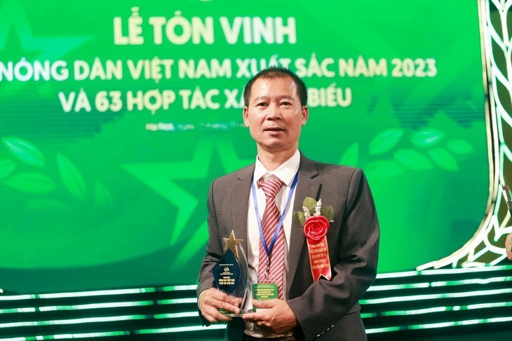 ong-kim-van-tan-thu-tien-ty-tu-vang-xanh-2-1702639255.jpg