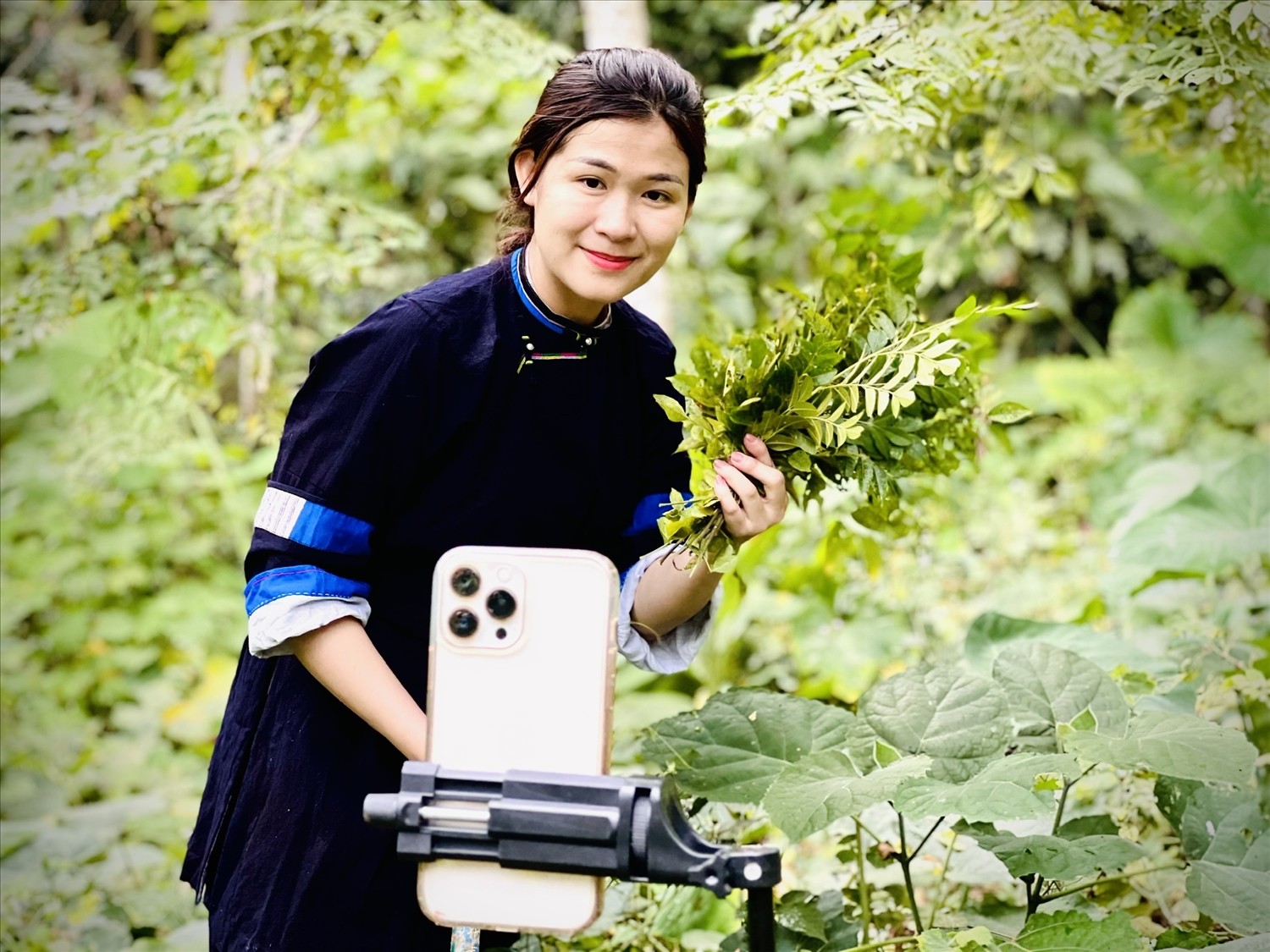 hot-tiktoker-nong-cam-quynh-va-hanh-trinh-lam-giau-tren-que-huong-1-1704973173.jpg