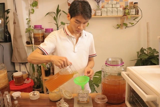 bo-viec-khach-san-5-sao-khoi-nghiep-lam-tra-kombucha-6-1705676619.jpg