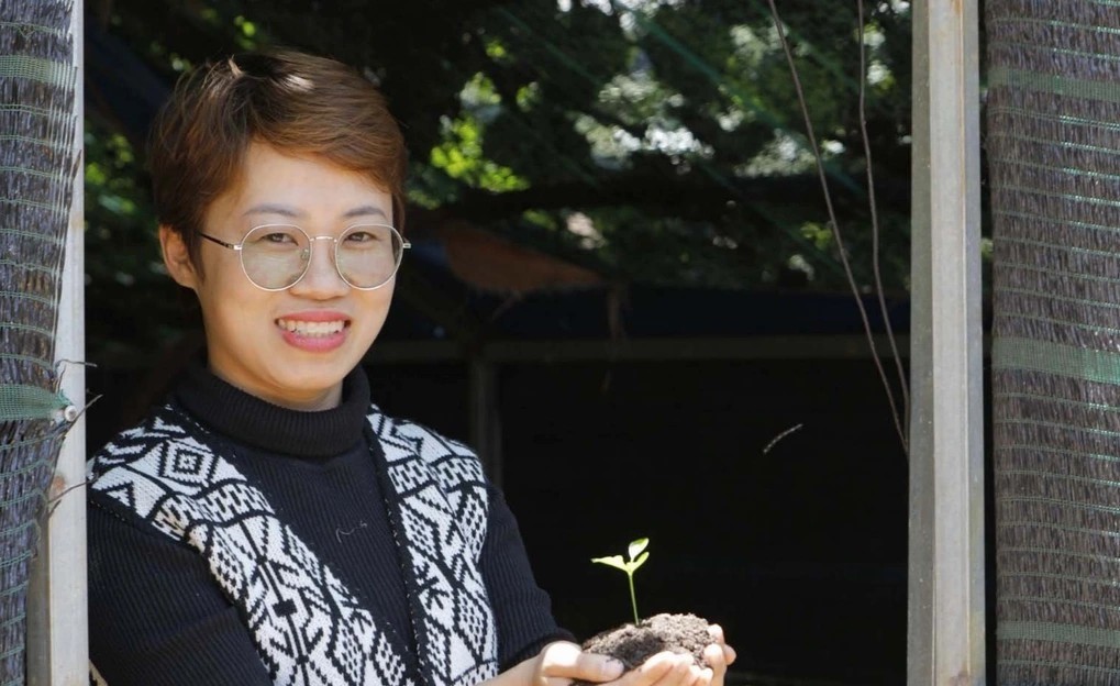 Nữ y sĩ Phạm Thị Thanh Tuyền rẽ ngang khởi nghiệp thành công khi nuôi trùn quế từ phế thải của bò 
