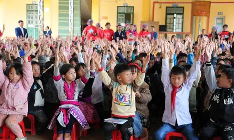 Hỗ trợ hàng trăm đầu sách xây dựng Thư viện số tại trường vùng cao Văn Chấn