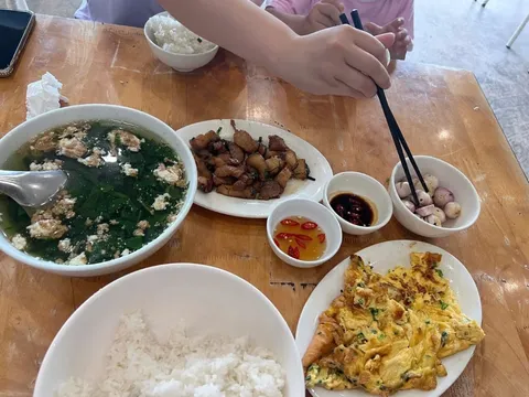 Lại lùm xùm "Cơm bình dân, giá du lịch" ở Hạ Long